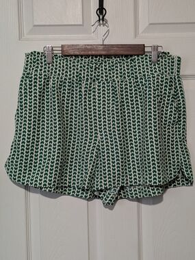 a new day Green and Cream Patterned Shorts Sz Large EUC